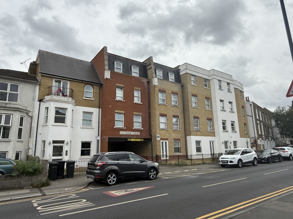 Lot: 25 - OUTSTANDING INVESTMENT - SUBSTANTIAL FREEHOLD MODERN PURPOSE-BUILT DEVELOPMENT OF 23 FLATS IN TWO BLOCKS - Front View of Substantial Residential Investment